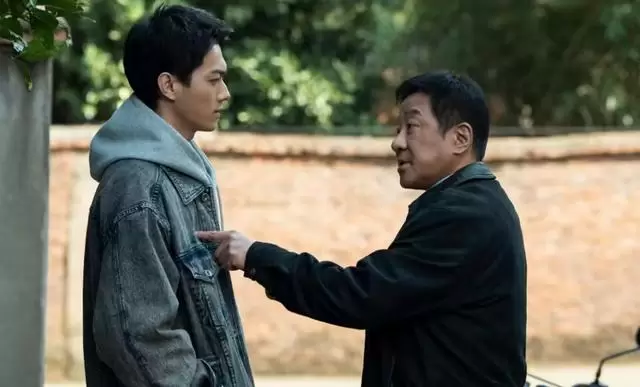 《方圆八百米》高松格自杀引爆父子对立主线 _ 资讯配图 《方圆八百米》高松格自杀引爆父子对立主线 _ 资讯配图