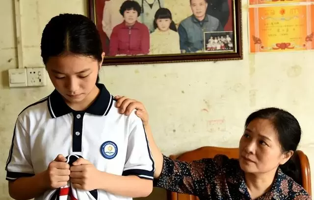 何小满提前出狱七年未归,养父接人时获留信与身世材料 _ 情报图 何小满提前出狱七年未归,养父接人时获留信与身世材料 _ 情报图